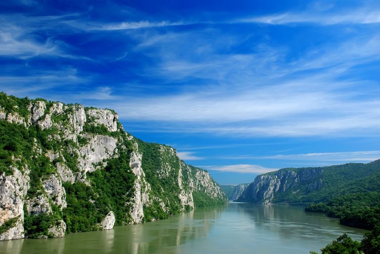 Mehedinți: județul cu cel mai impresionant defileu al Dunării și cu o natură sălbatică